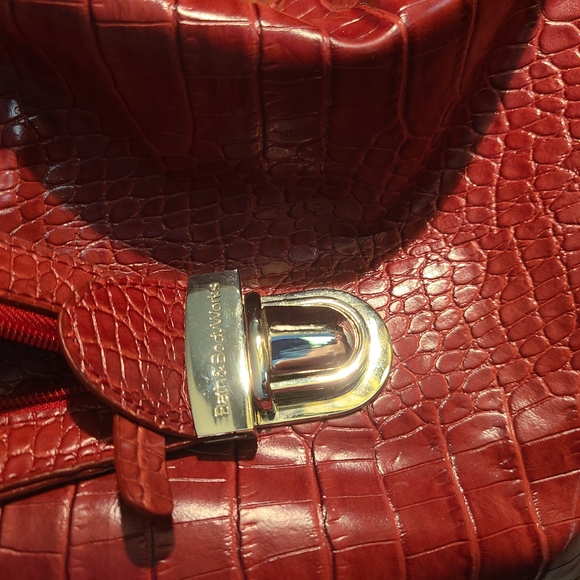 Bath & Body Works Red Crocodile-Embossed Women's Travel Bag & Matching Cosmetic - Picture 4 of 16